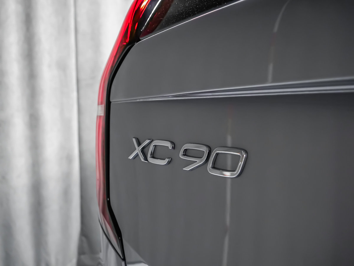 2026 Volvo XC90 Plug-in hybrid Plus 7-Seater (Dark Theme)-19