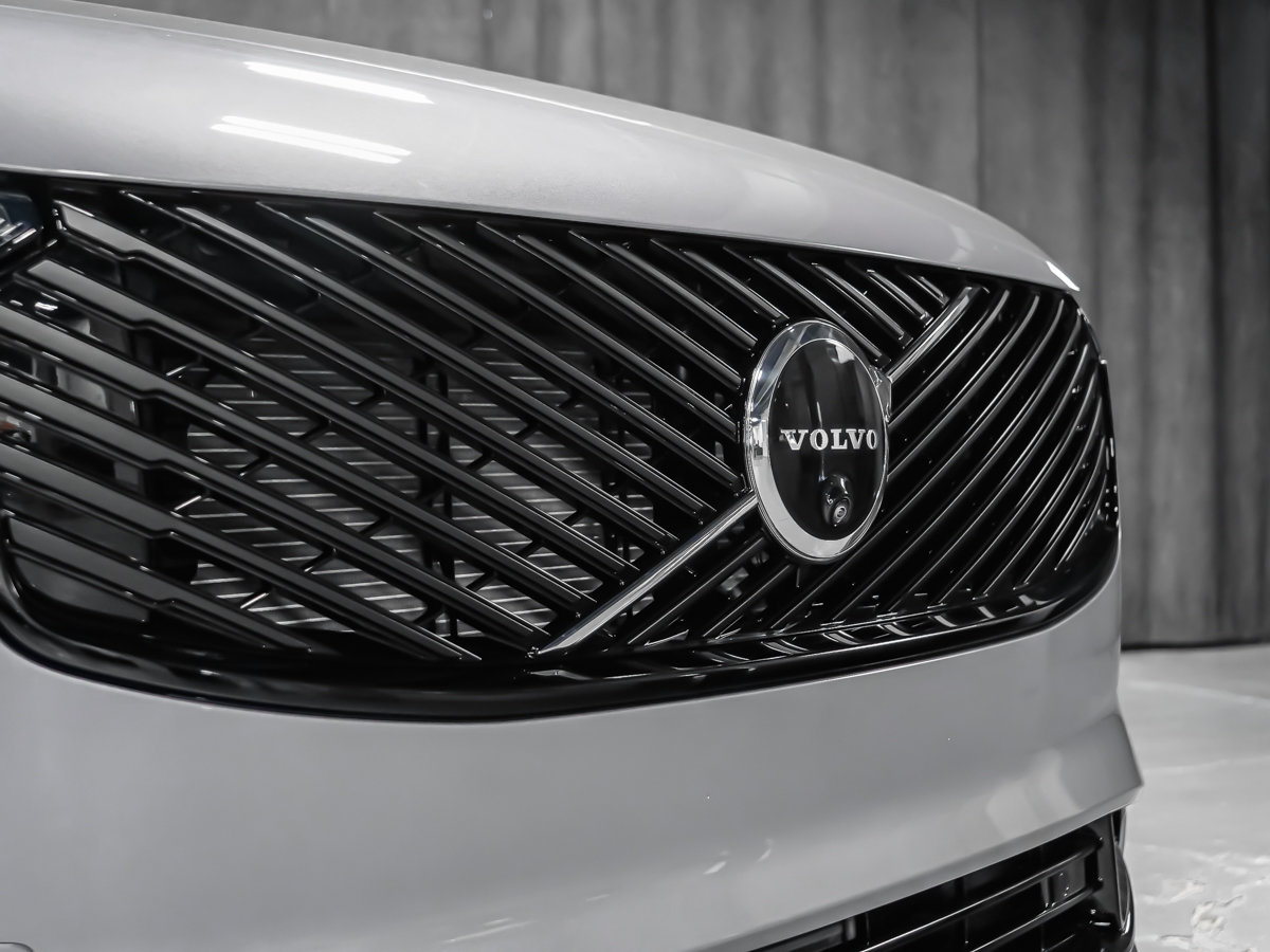 2026 Volvo XC90 Plug-in hybrid Plus 7-Seater (Dark Theme)-8