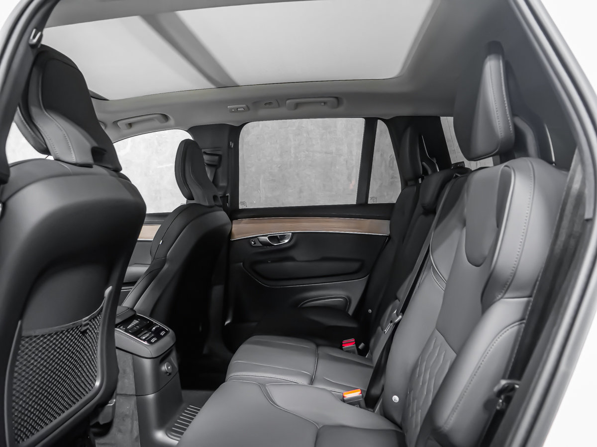 2026 Volvo XC90 Plug-in hybrid Plus 7-Seater (Dark Theme)-11