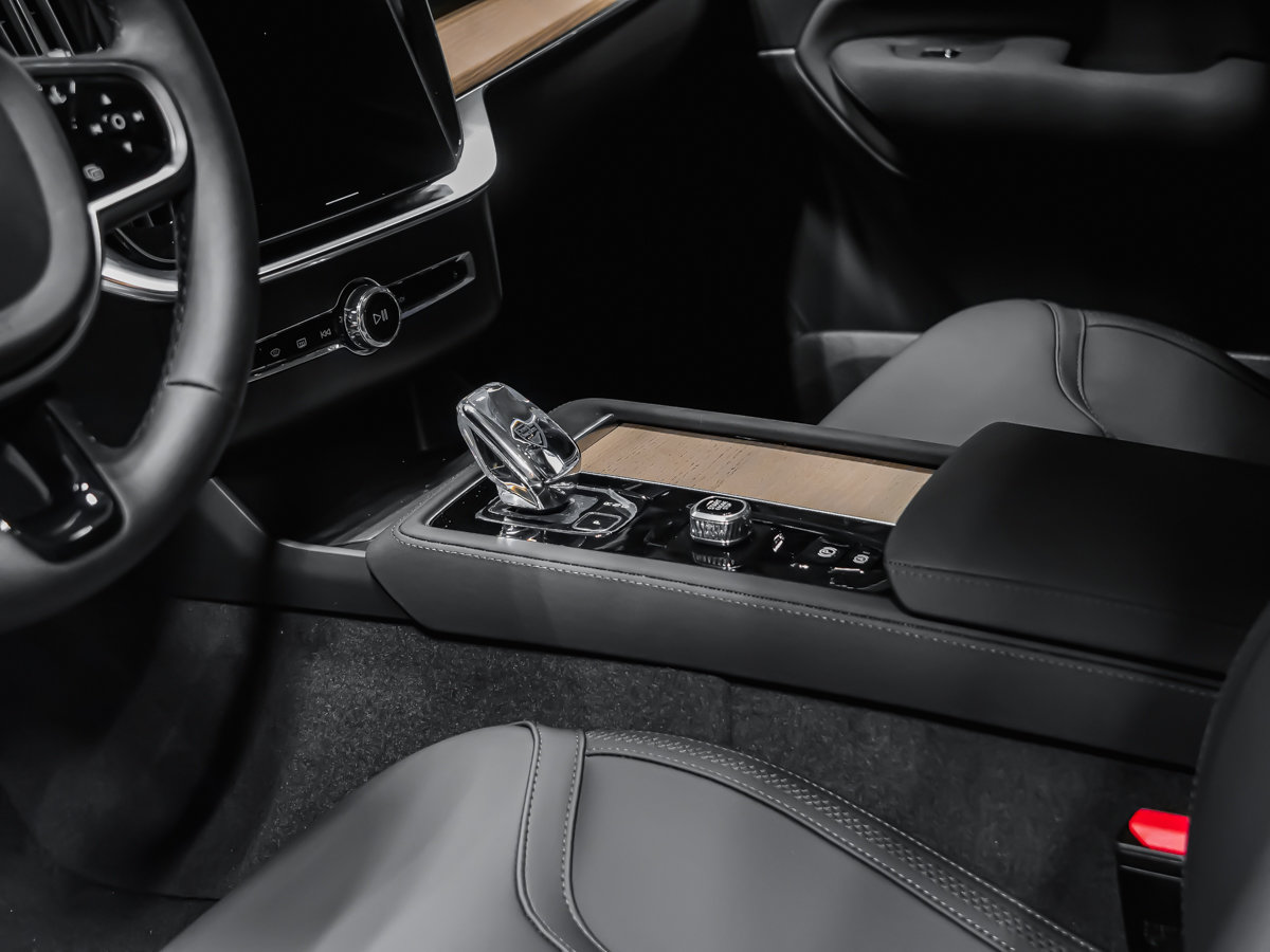 2026 Volvo XC90 Plug-in hybrid Plus 7-Seater (Dark Theme)-7