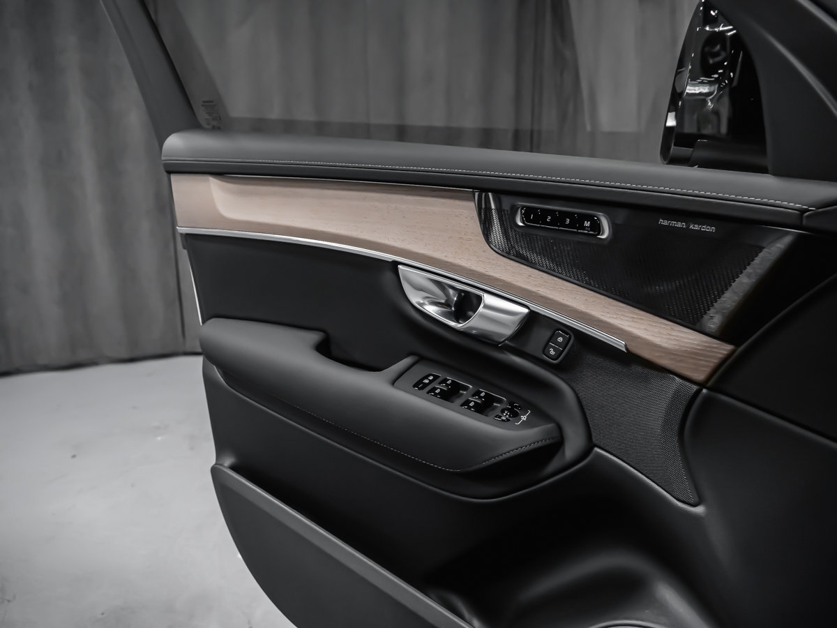 2026 Volvo XC90 Plug-in hybrid Plus 7-Seater (Dark Theme)-9