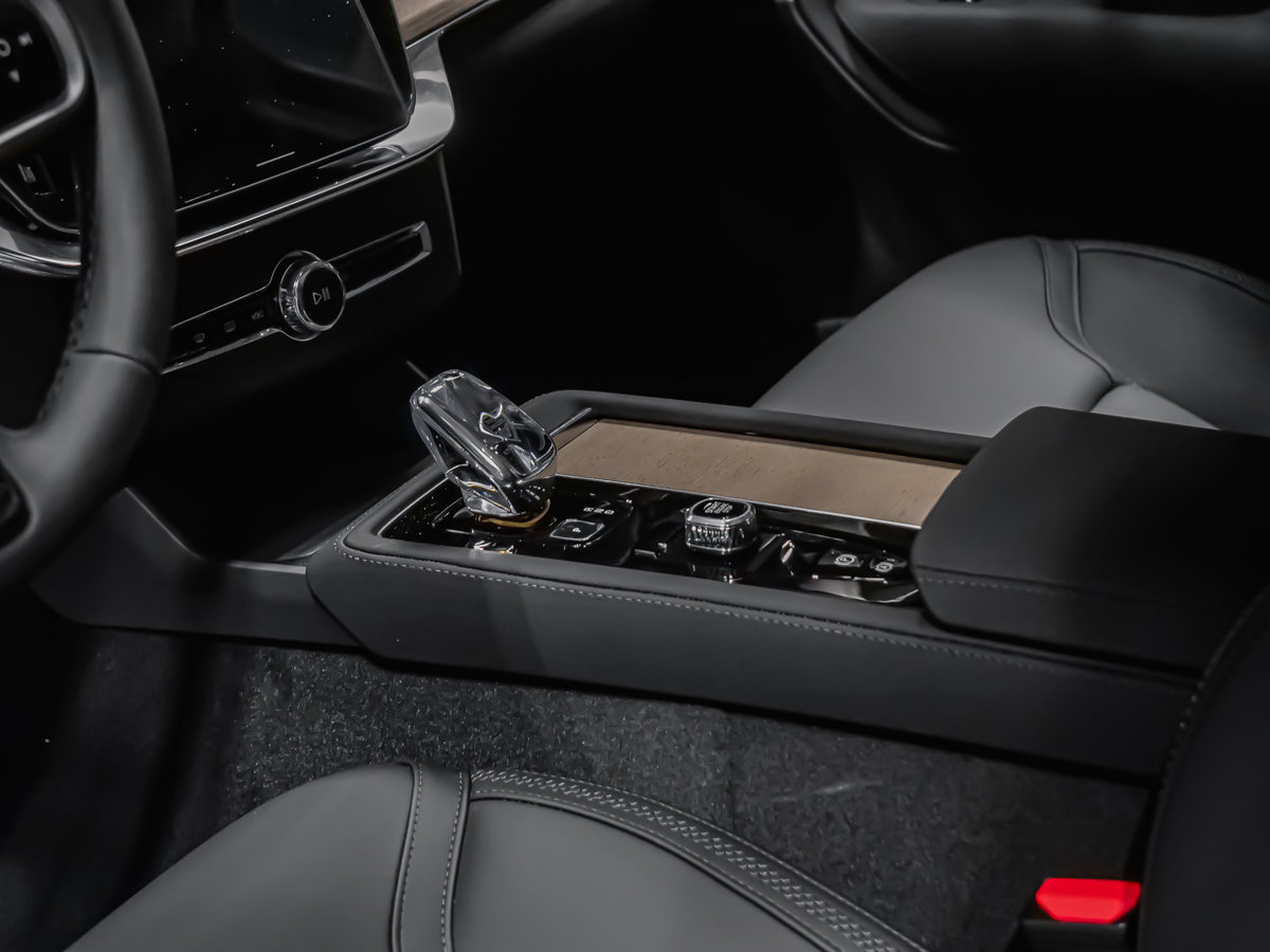 2026 Volvo XC90 Plug-in hybrid Plus 7-Seater (Bright Theme)-9