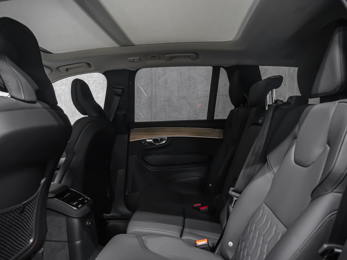2026 Volvo XC90 Plug-in hybrid Plus 7-Seater (Dark Theme)-12