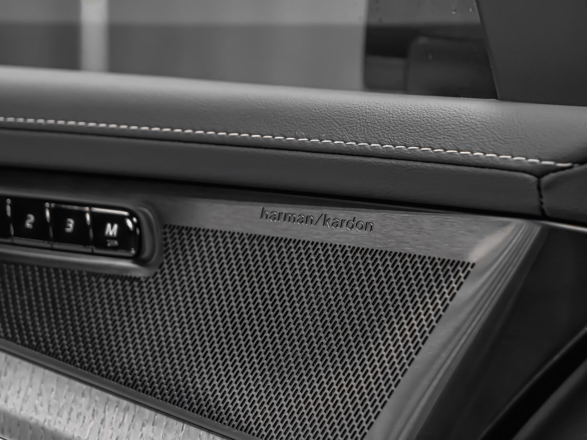 Volvo XC90 Plug-in hybrid Ultra 7-Seater (Dark Theme) 2026-10