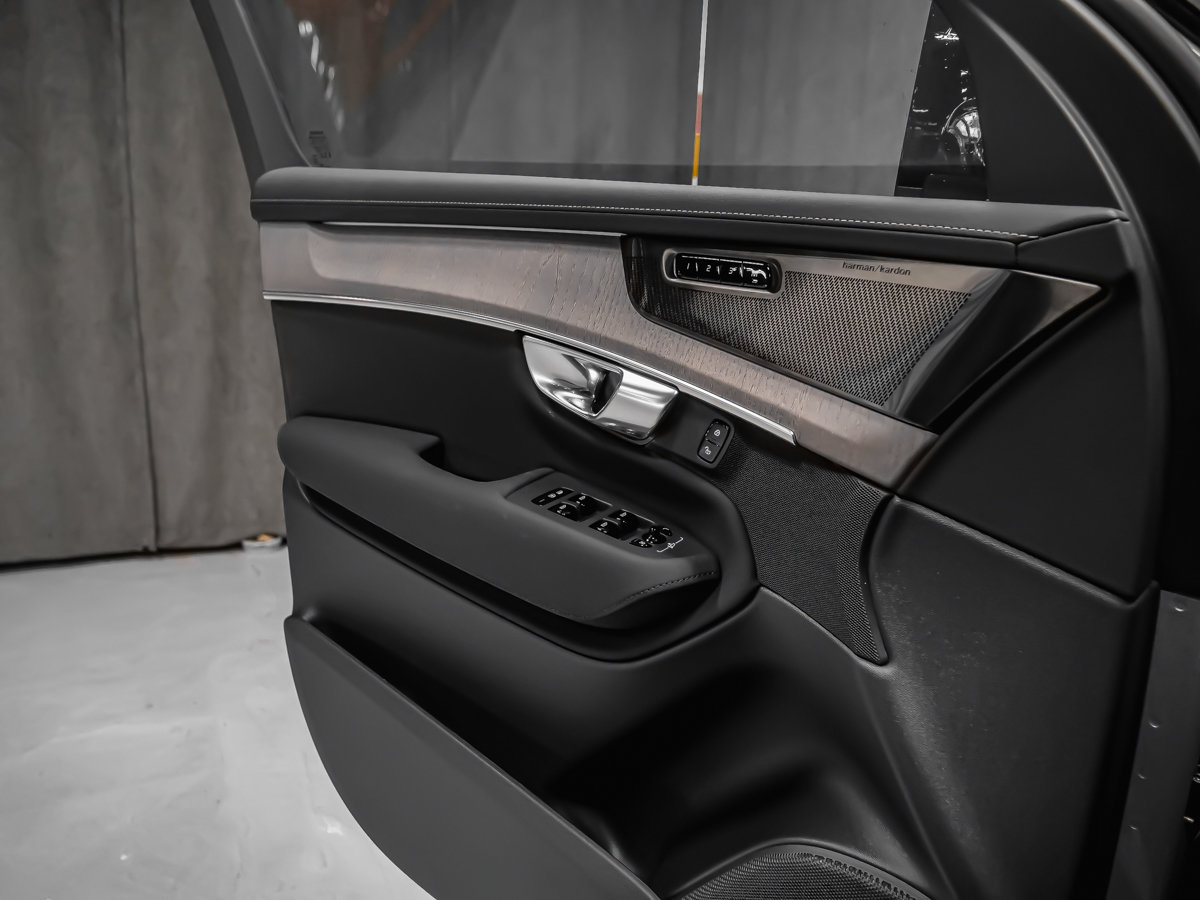 Volvo XC90 Plug-in hybrid Ultra 7-Seater (Dark Theme) 2026-9