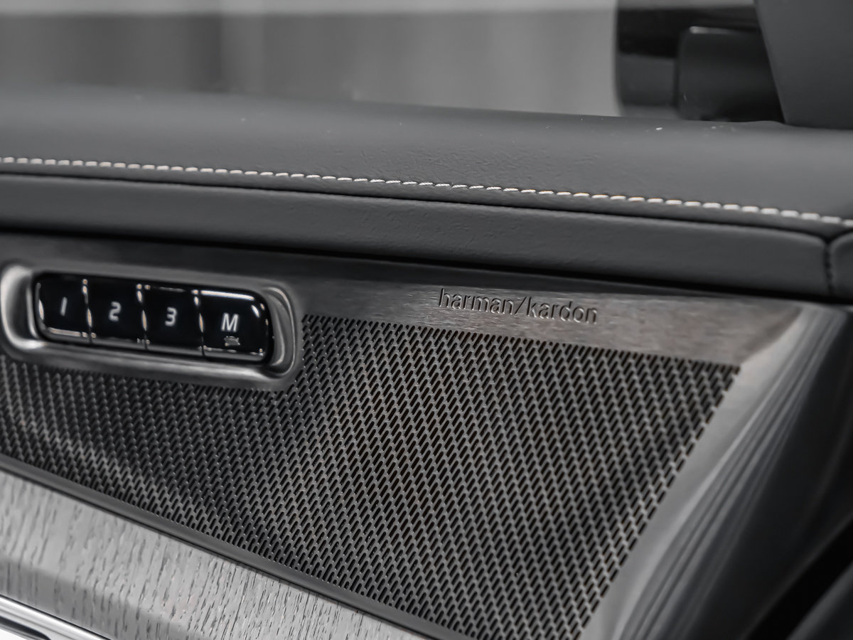 Volvo XC90 Plug-in hybrid Ultra 7-Seater (Dark Theme) 2026-12