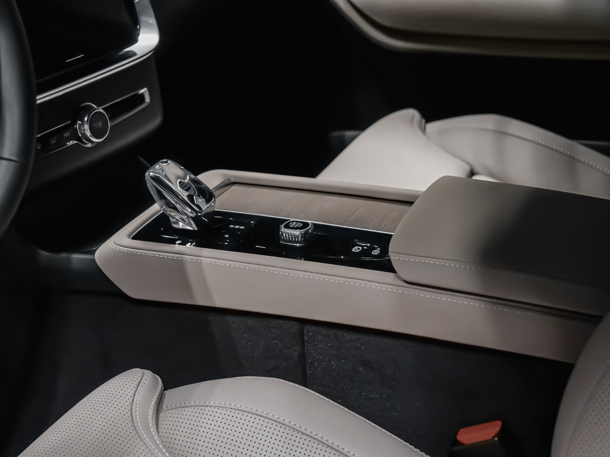 2026 Volvo XC90 Plug-in hybrid Ultra 7-Seater (Dark Theme)-7