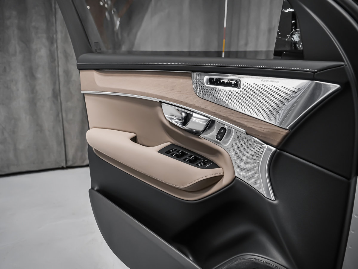 2026 Volvo XC90 Plug-in hybrid Ultra 7-Seater (Dark Theme)-9