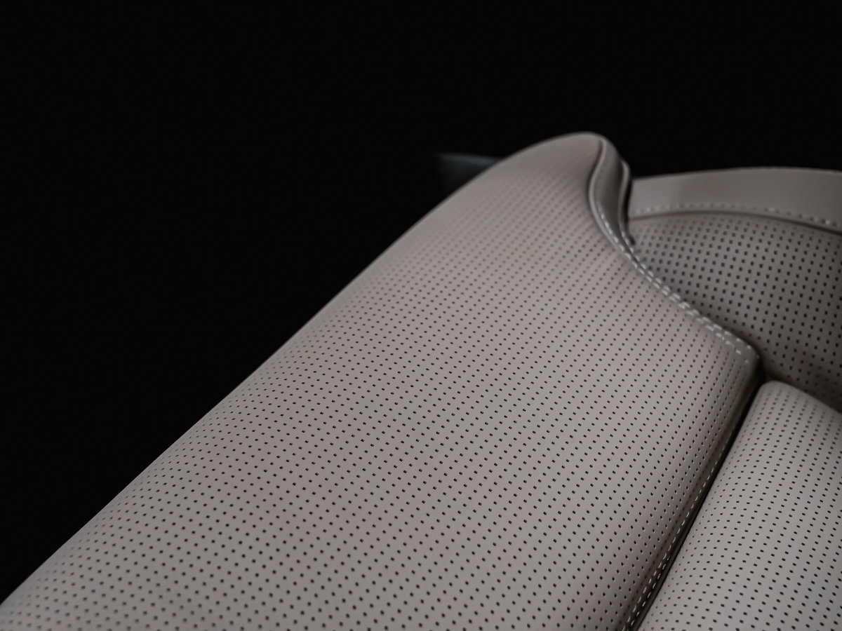 2026 Volvo XC90 Plug-in hybrid Ultra 7-Seater (Dark Theme)-13