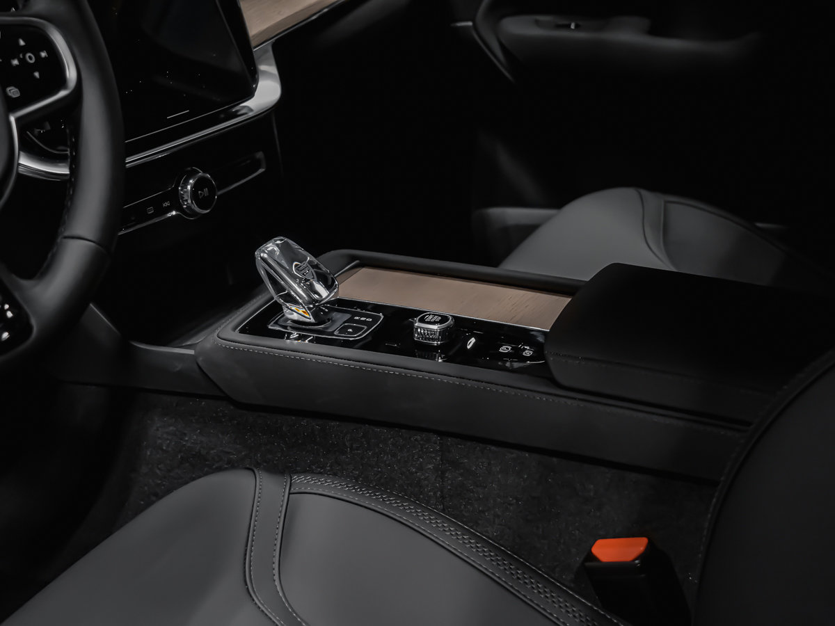 Volvo XC90 Plug-in hybrid Plus 7-Seater (Dark Theme) 2026-8