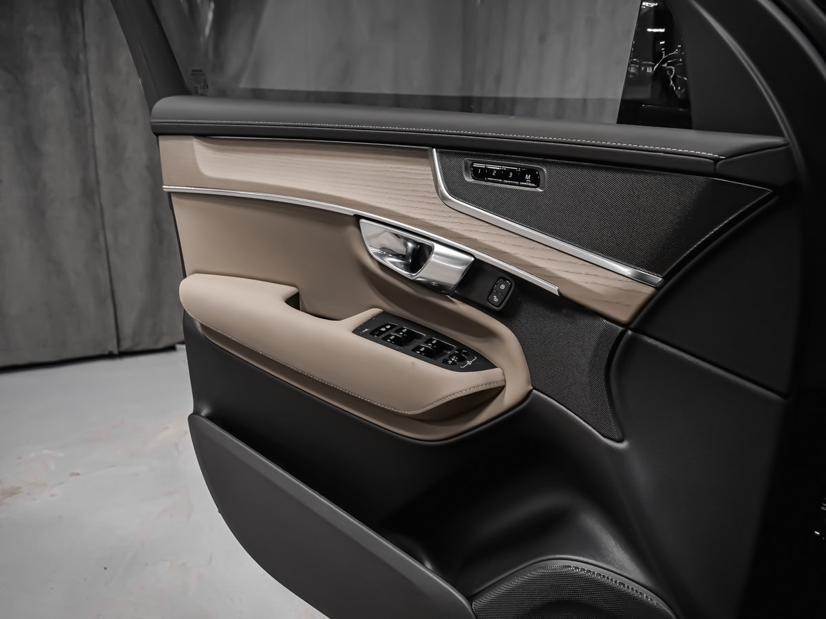 Volvo XC90 Plug-in hybrid Plus 7-Seater (Dark Theme) 2026-10