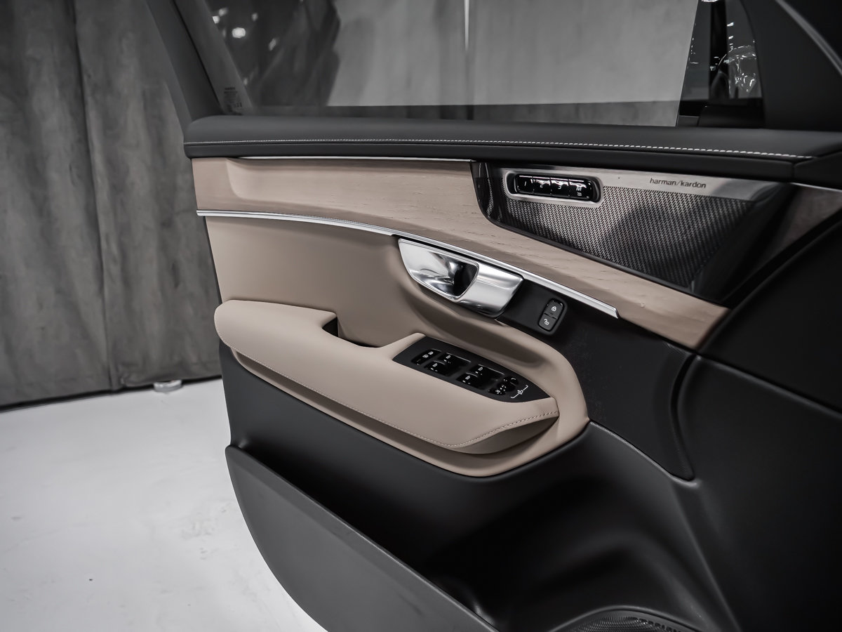 2026 Volvo XC90 Plug-in hybrid Ultra 7-Seater (Dark Theme)-10