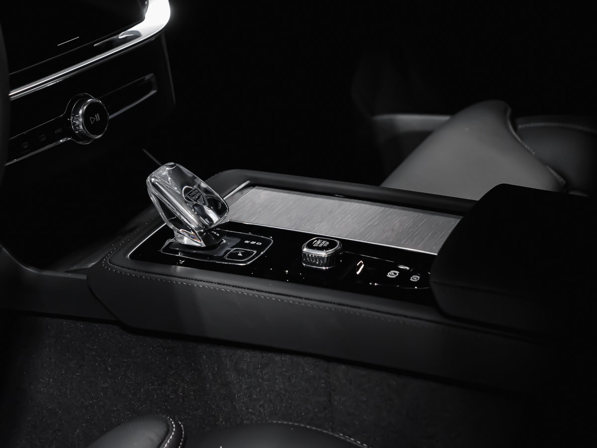 2026 Volvo XC90 Plug-in hybrid Ultra 7-Seater (Dark Theme)-6