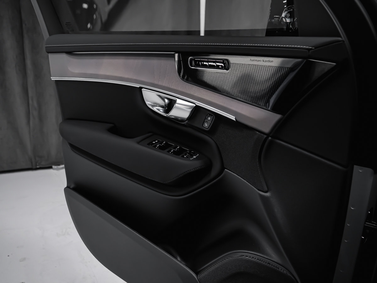 2026 Volvo XC90 Plug-in hybrid Ultra 7-Seater (Dark Theme)-8