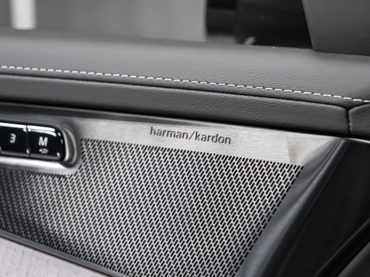 2026 Volvo XC90 Plug-in hybrid Ultra 7-Seater (Dark Theme)-9