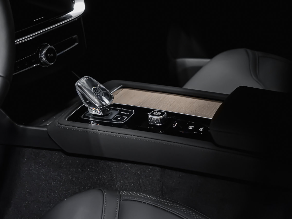 2026 Volvo XC90 Plug-in hybrid Plus 7-Seater (Dark Theme)-6