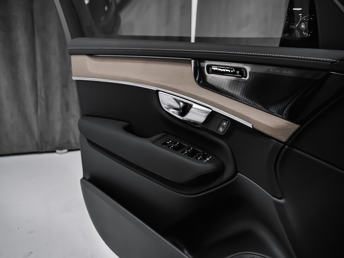 2026 Volvo XC90 Plug-in hybrid Plus 7-Seater (Dark Theme)-8