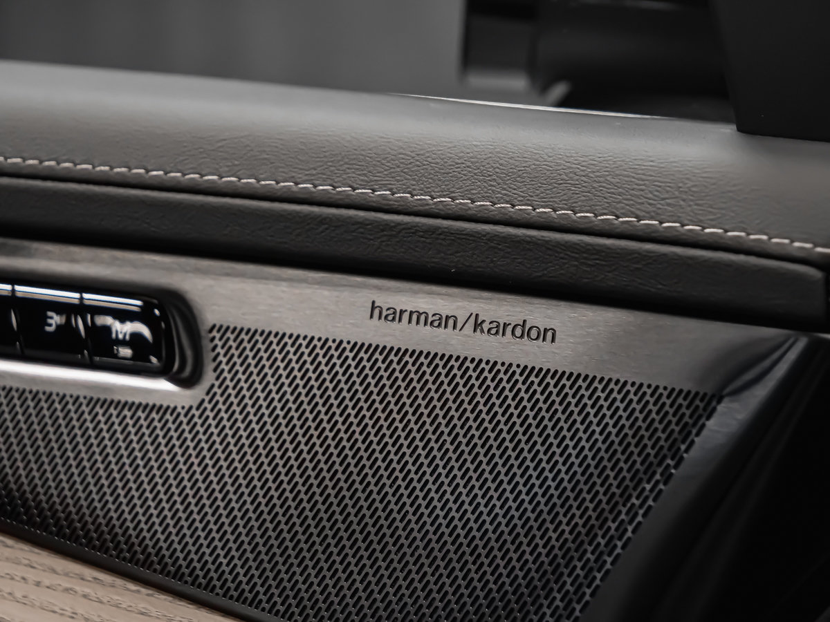 2026 Volvo XC90 Plug-in hybrid Plus 7-Seater (Dark Theme)-9