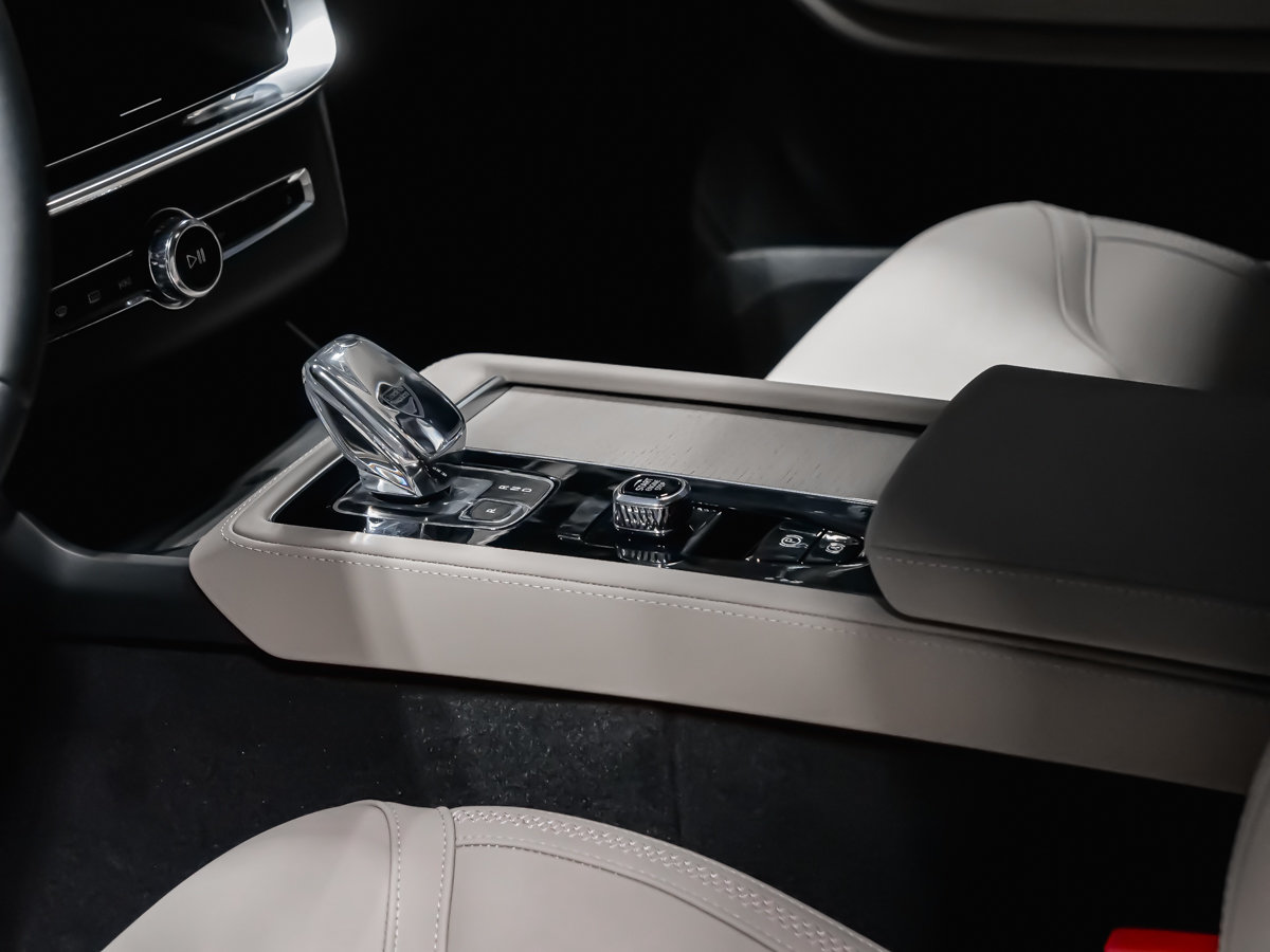 2026 Volvo XC90 Plug-in hybrid Plus 7-Seater (Dark Theme)-6