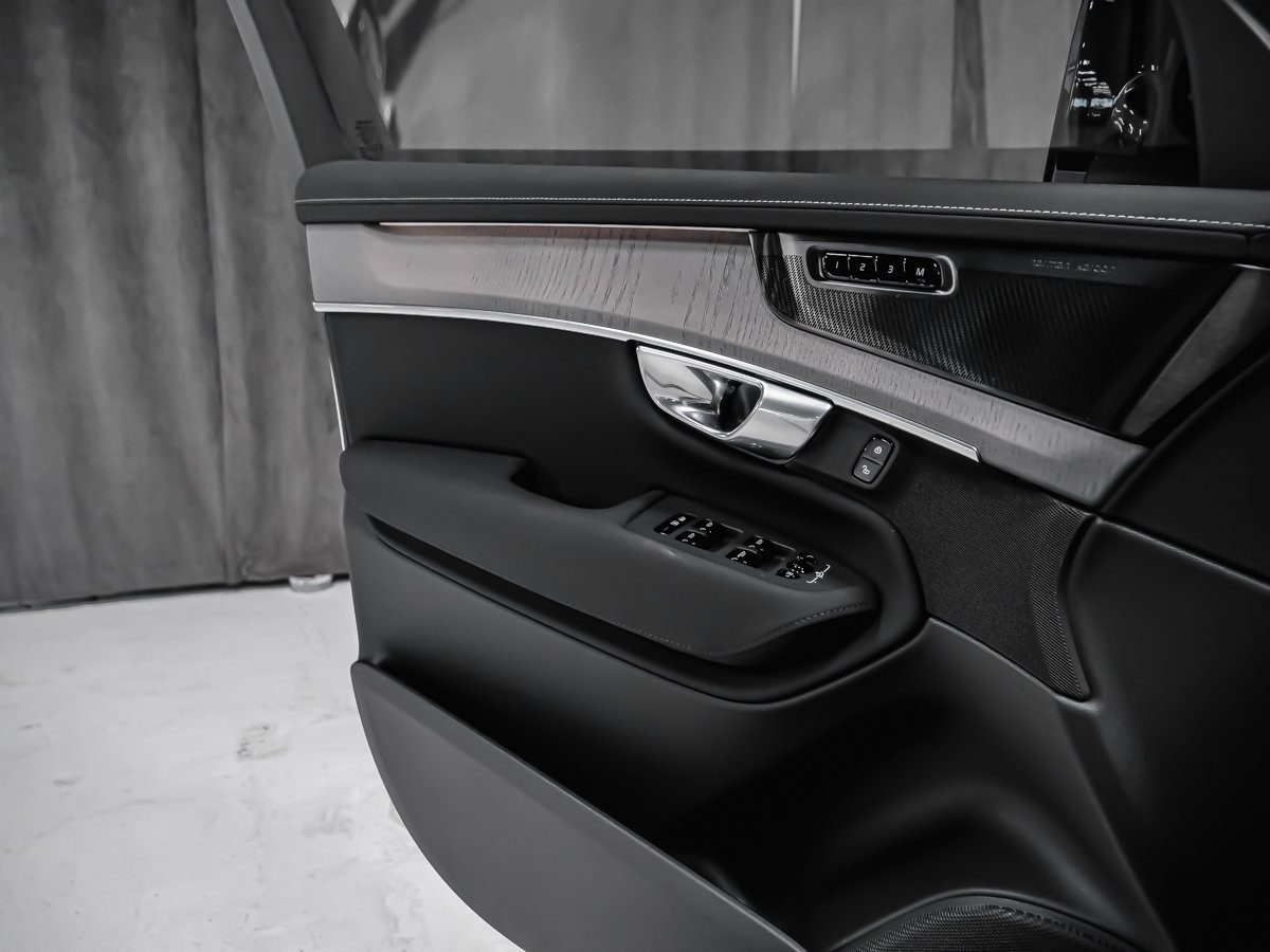 Volvo XC90 Plug-in hybrid Ultra 7-Seater (Dark Theme) 2026-8