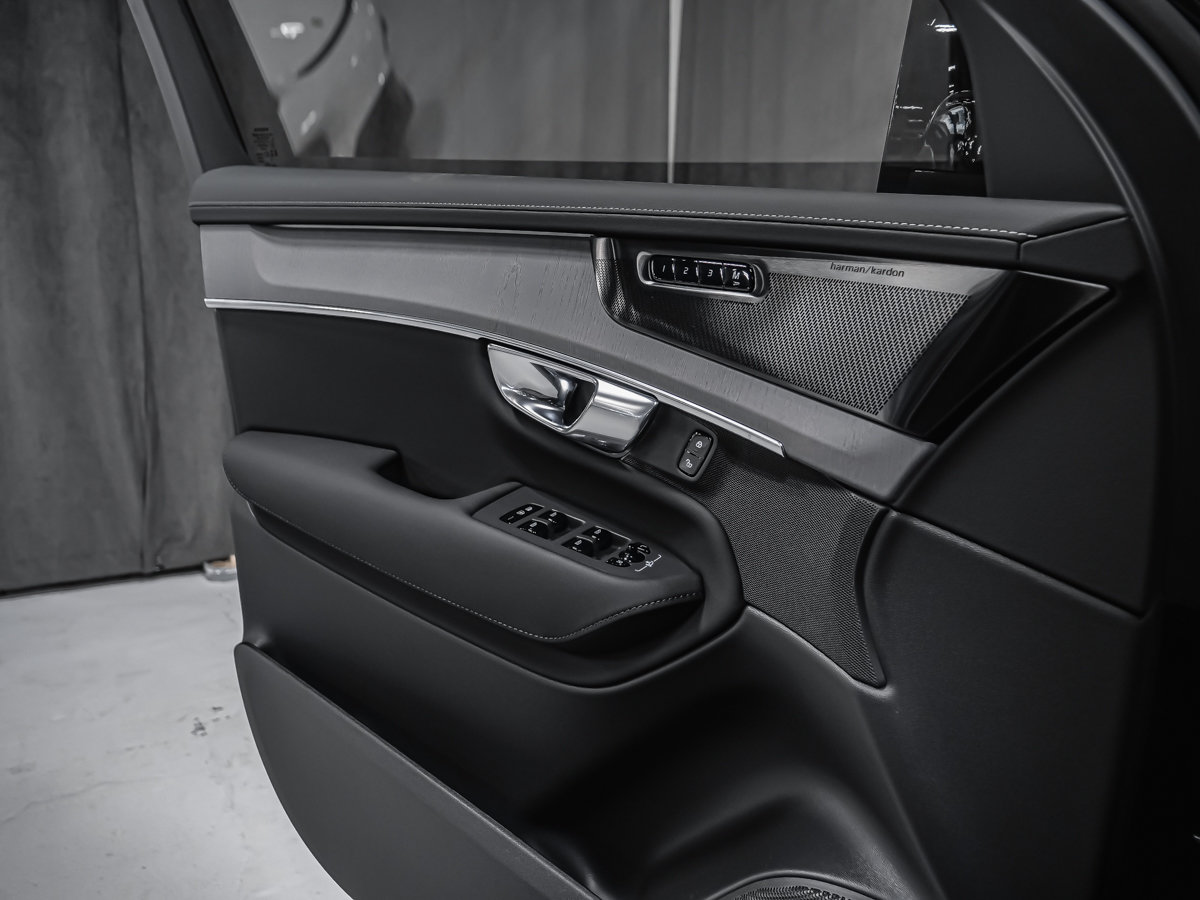 Volvo XC90 Plug-in hybrid Ultra 7-Seater (Dark Theme) 2027-8