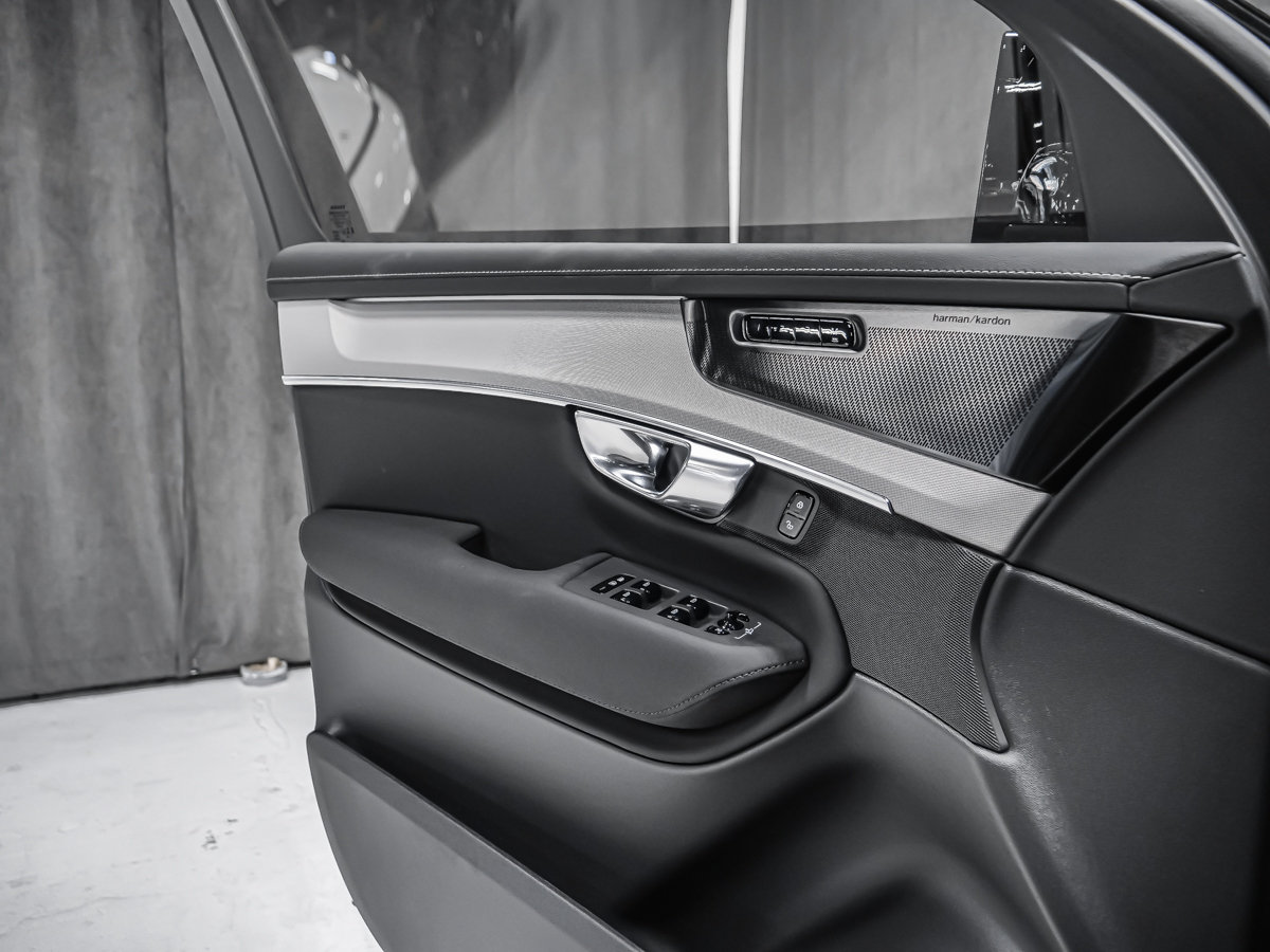 2027 Volvo XC90 Plug-in hybrid Ultra Black Edition 7-Seater-8