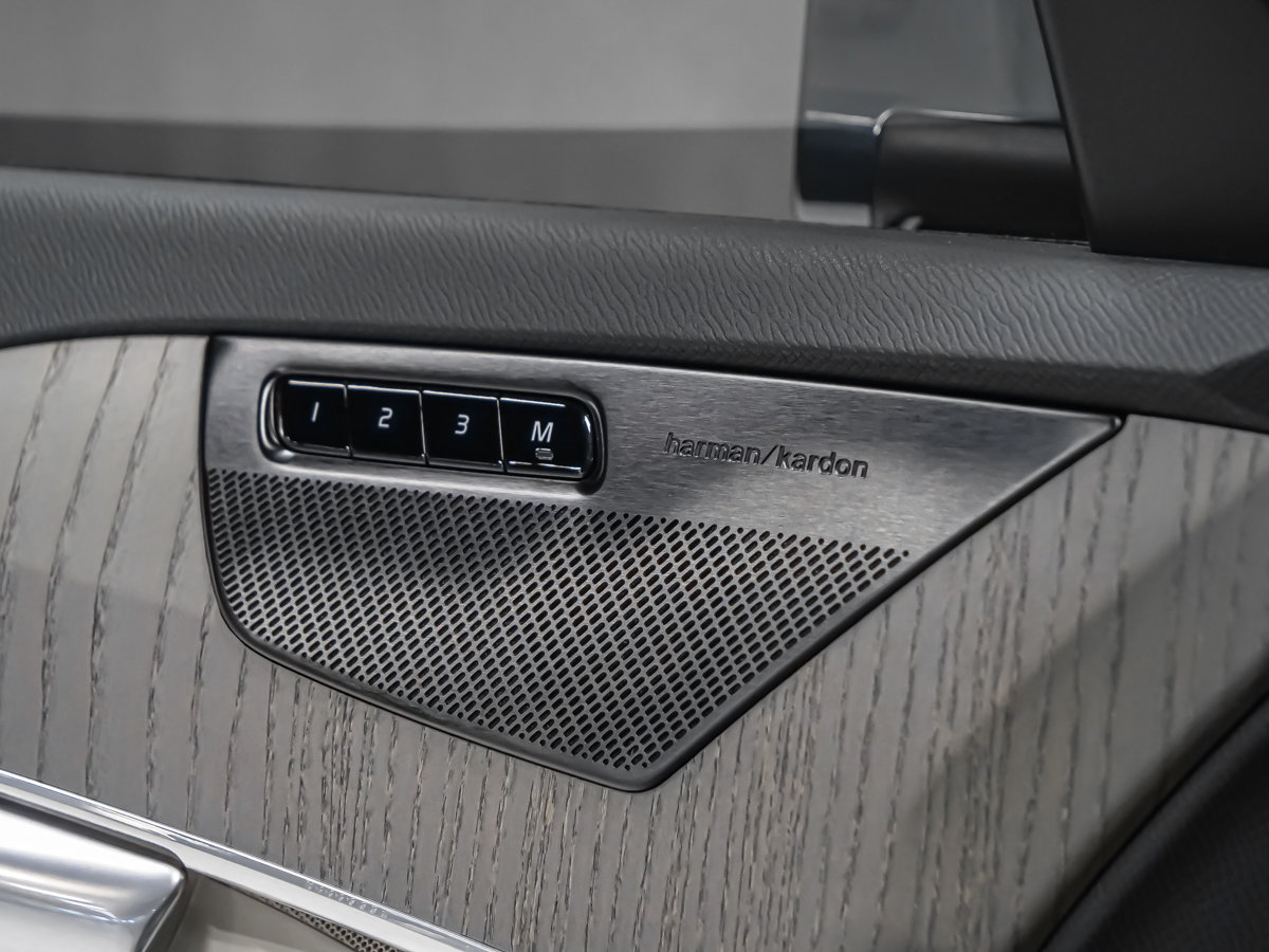 2024 Volvo XC90 Recharge T8 PLUS BRIGHT-9