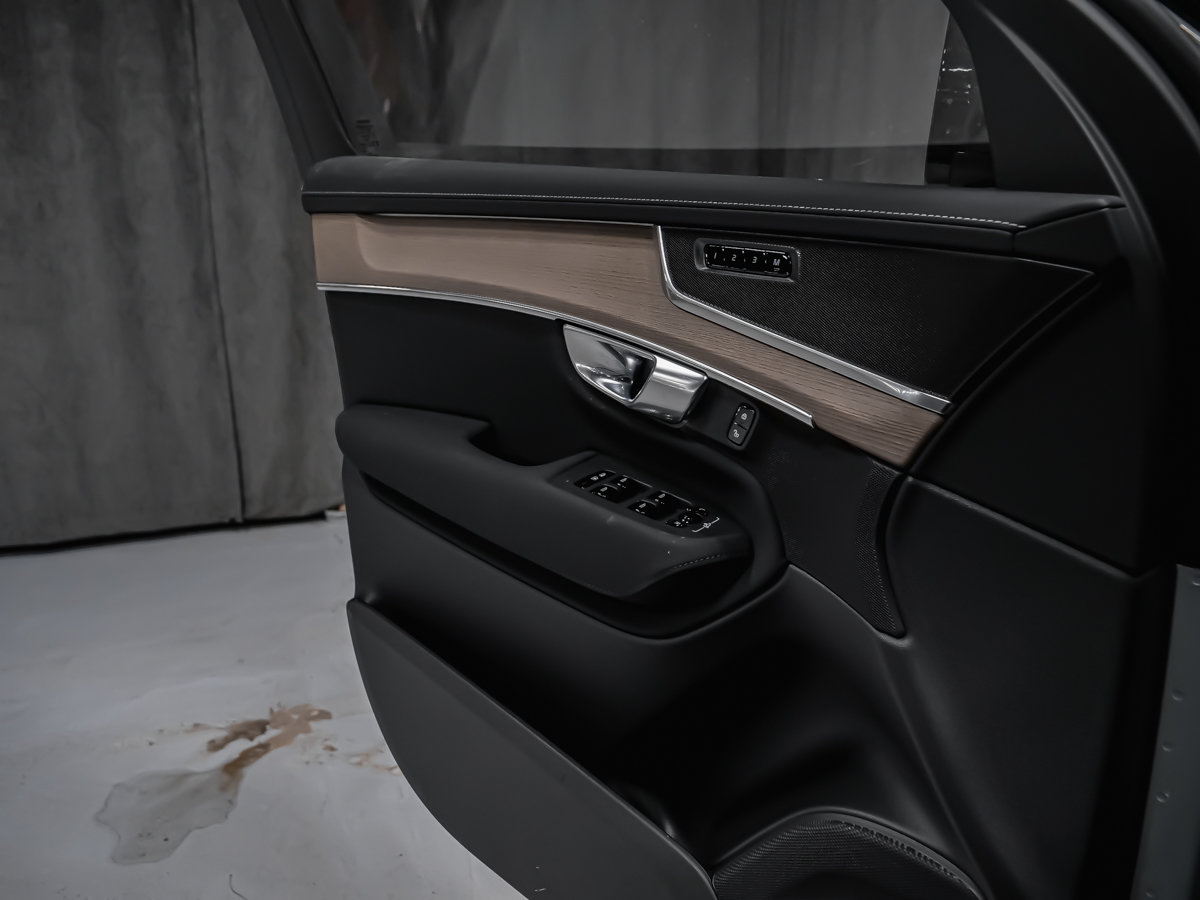 Volvo XC90 Plus 7-Seater (Dark Theme) 2026-9