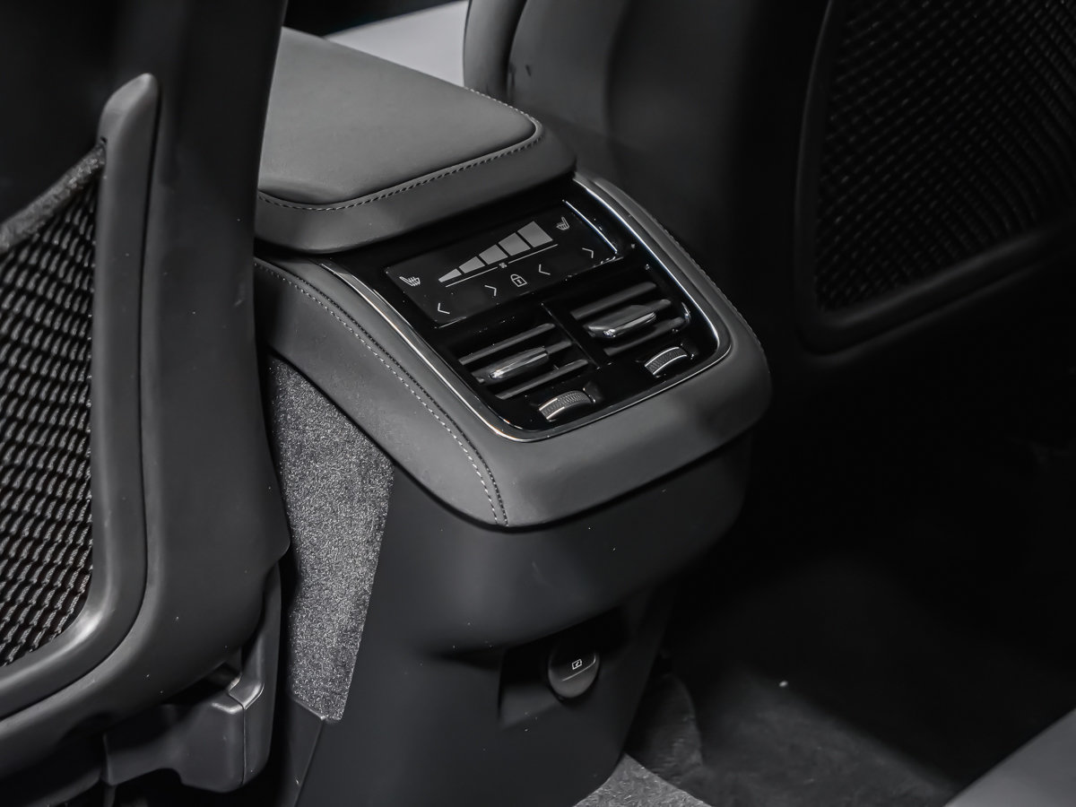 2026 Volvo XC90 B6 CORE BRIGHT-15
