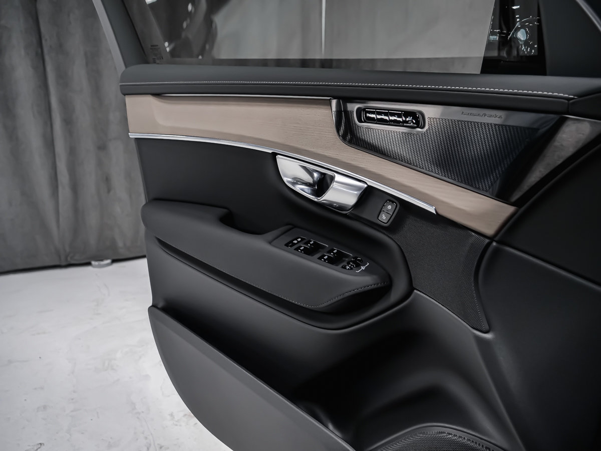 2027 Volvo XC90 Plus 7-Seater (Dark Theme)-8