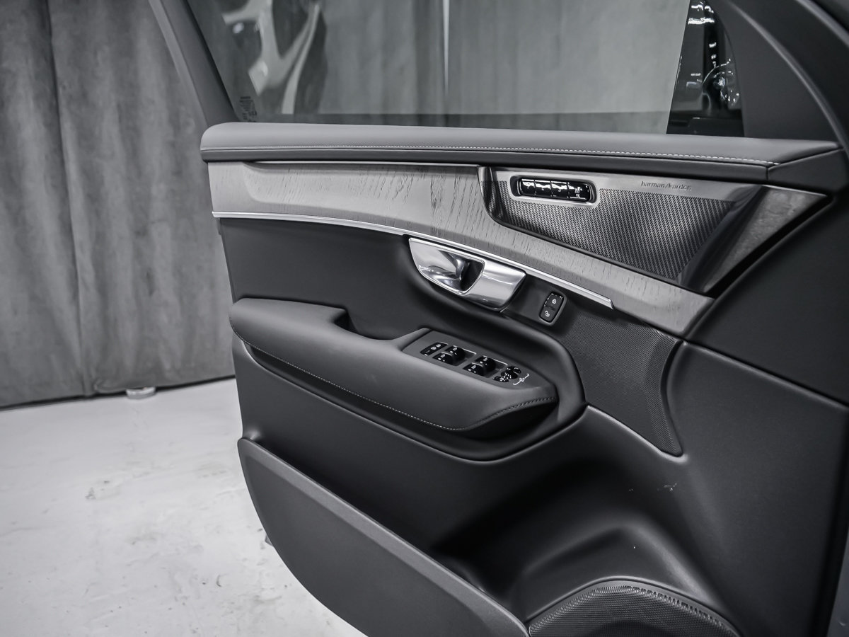 Volvo XC90 Ultra 7-Seater (Dark Theme) 2027-8