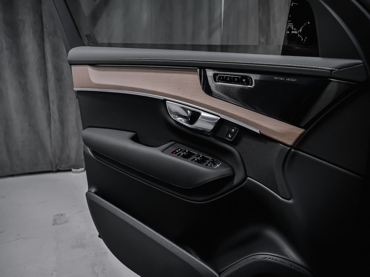 Volvo XC90 Plus 7-Seater (Dark Theme) 2027-8