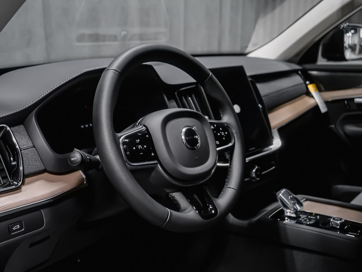 Volvo XC90 Plus 7-Seater (Dark Theme) 2027-7