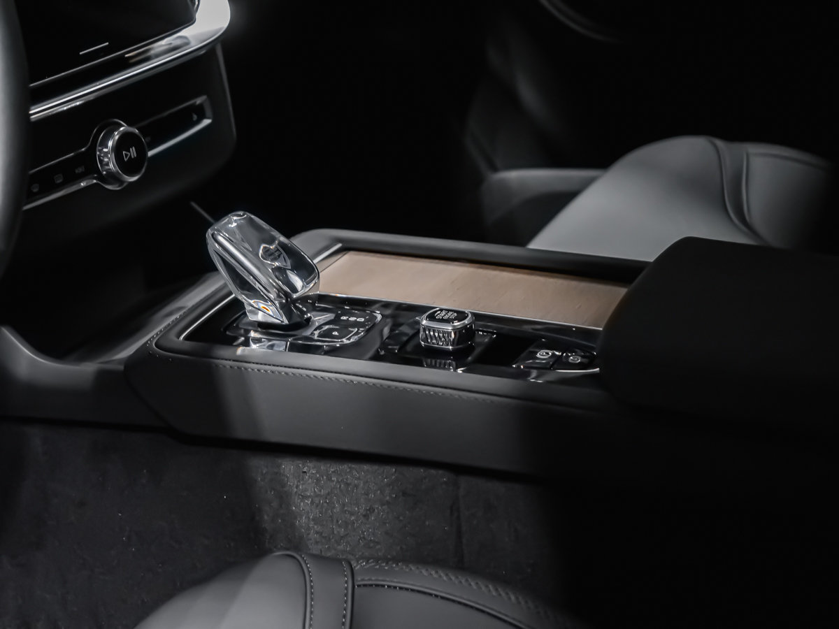 Volvo XC90 Plus 7-Seater (Dark Theme) 2027-6