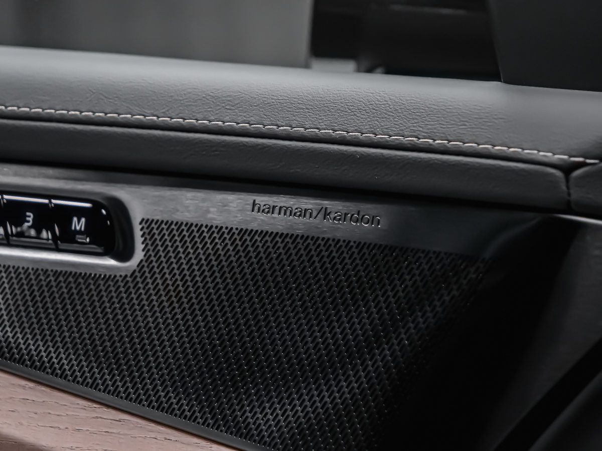 Volvo XC90 Plus 7-Seater (Dark Theme) 2027-9