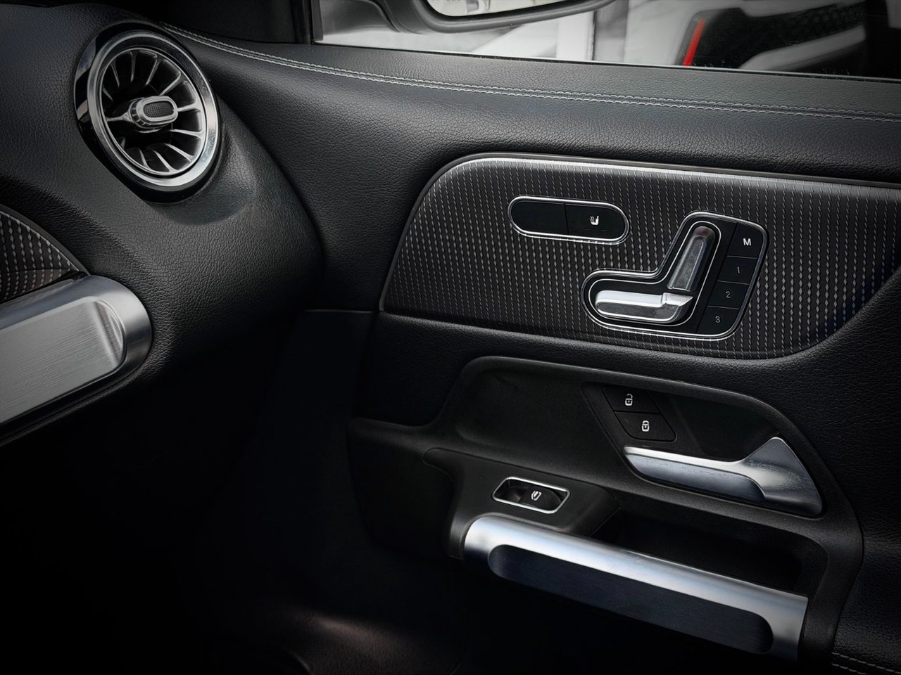 Mercedes-Benz GLB 250 2021-30