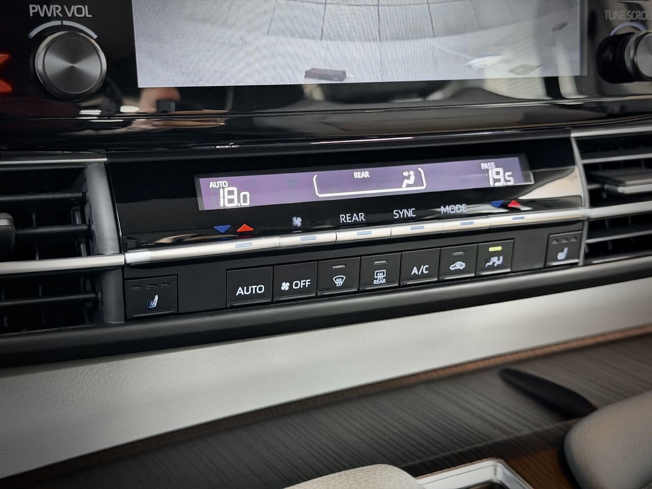 2022 Toyota Sienna LE Hybrid AWD  8 places-28