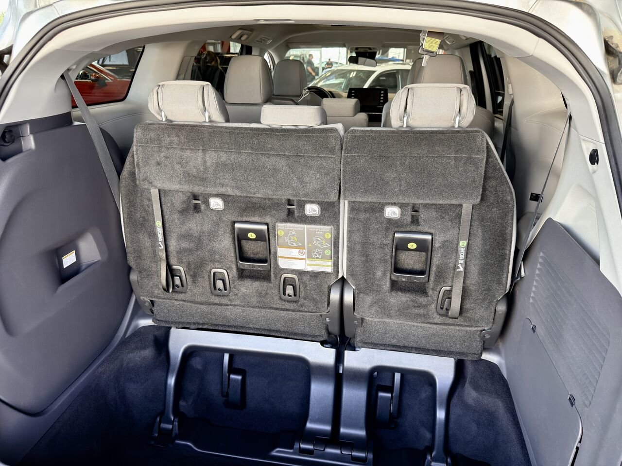 2022 Toyota Sienna LE Hybrid AWD  8 places-11