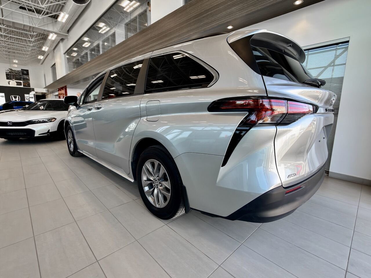 2022 Toyota Sienna LE Hybrid AWD  8 places-7