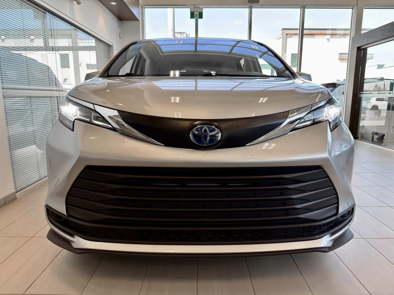 2022 Toyota Sienna LE Hybrid AWD  8 places-4