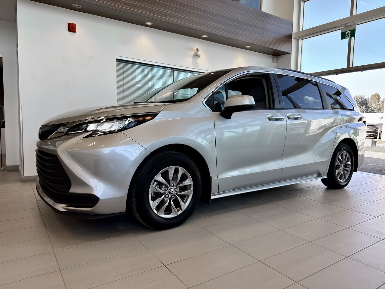 2022 Toyota Sienna LE Hybrid AWD  8 places-1