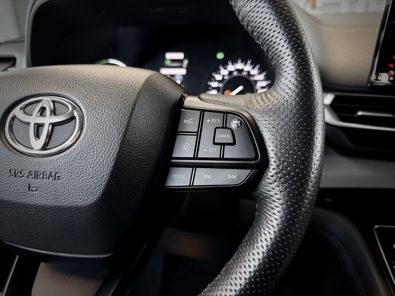 2022 Toyota Sienna LE Hybrid AWD  8 places-24