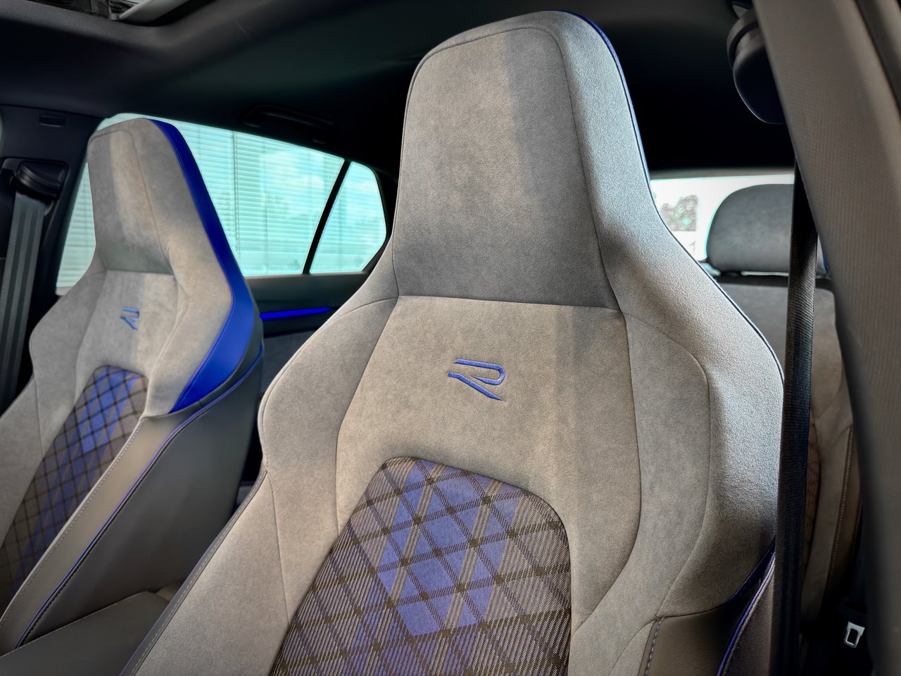2026 Volkswagen Golf R Black Edition-18