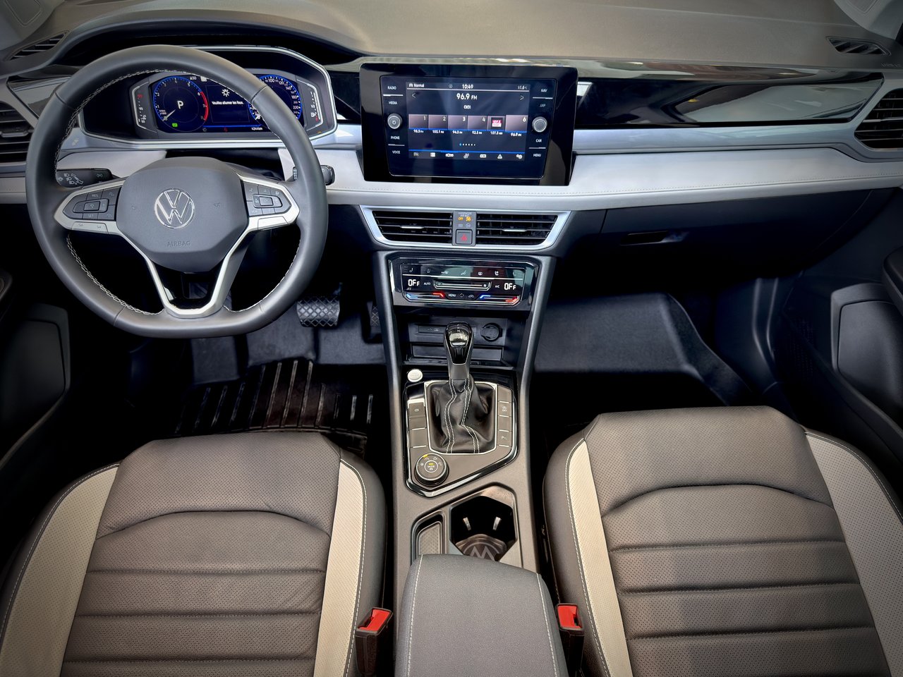 2025 Volkswagen Taos Highline-19