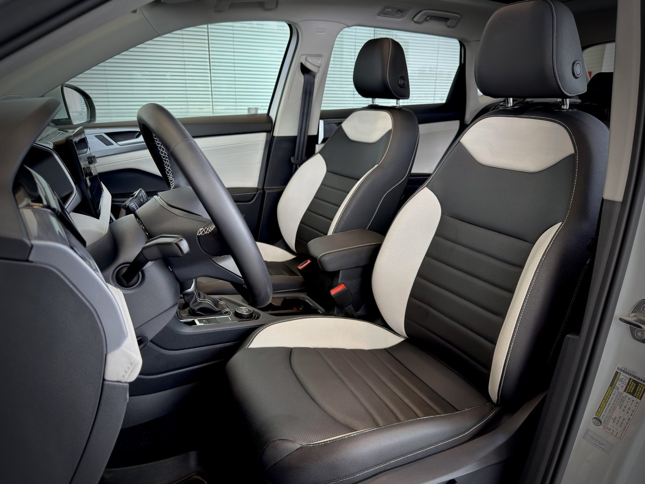 2025 Volkswagen Taos Highline-15