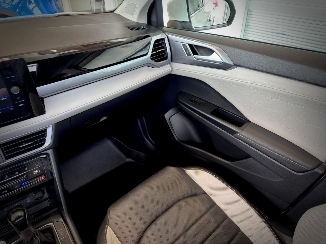 2025 Volkswagen Taos Highline-20
