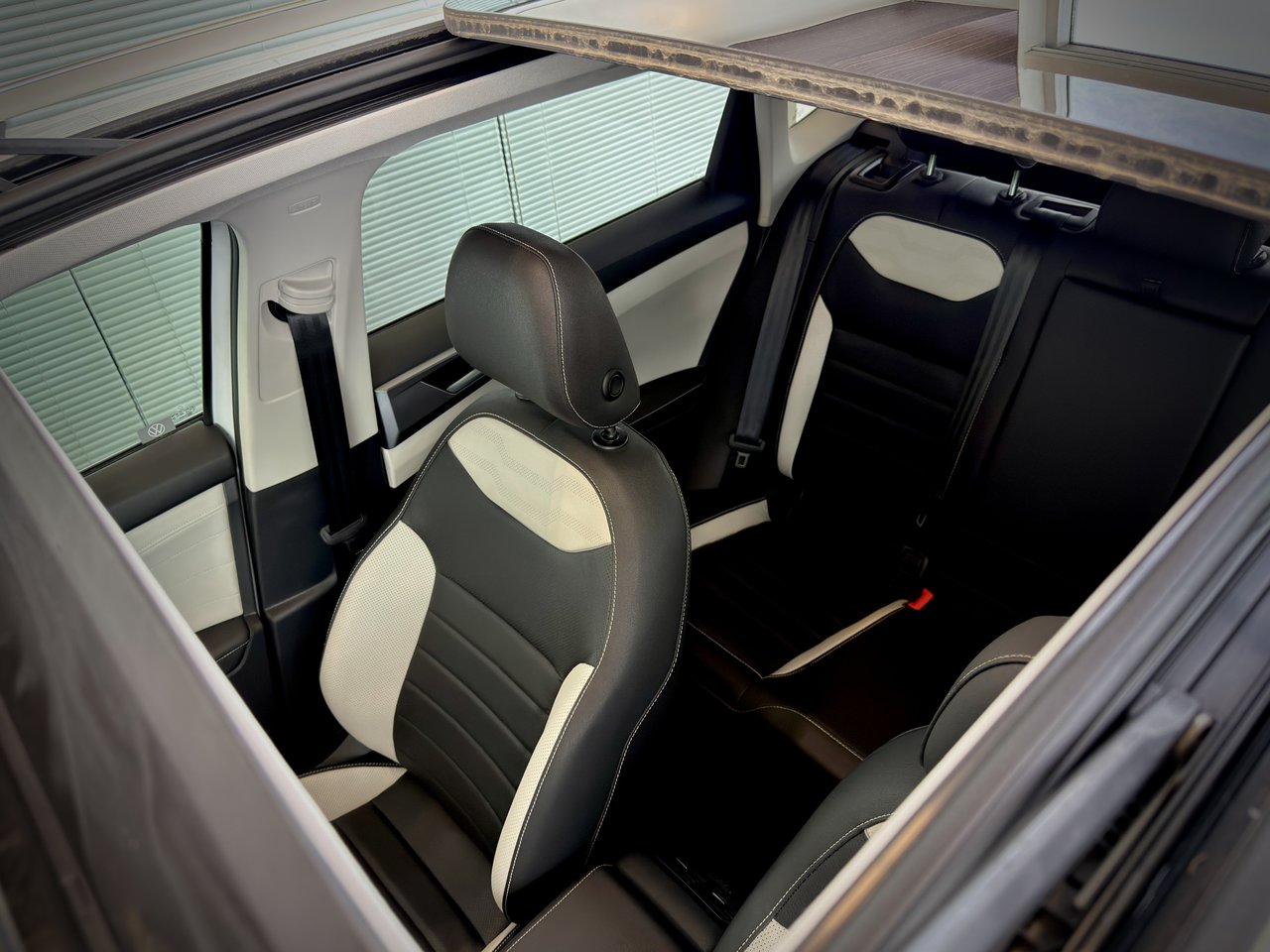 2025 Volkswagen Taos Highline-12