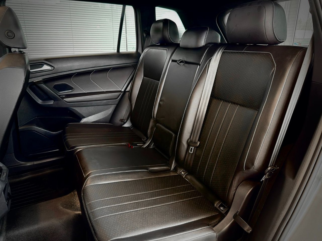 Volkswagen Tiguan Comfortline R-Line Black Edition 2024-17
