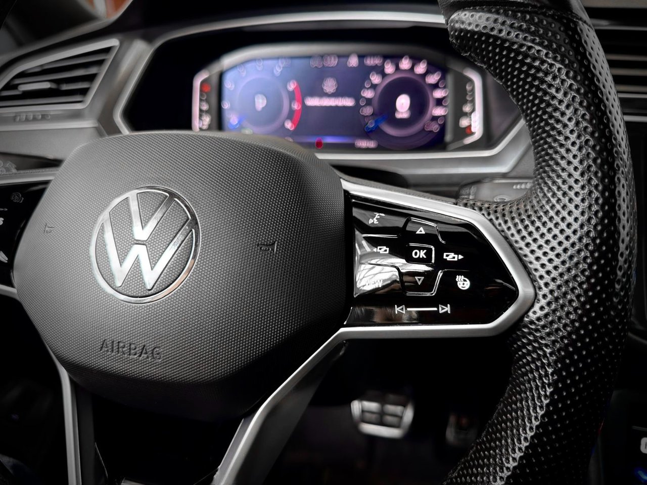 Volkswagen Tiguan Comfortline R-Line Black Edition 2024-23