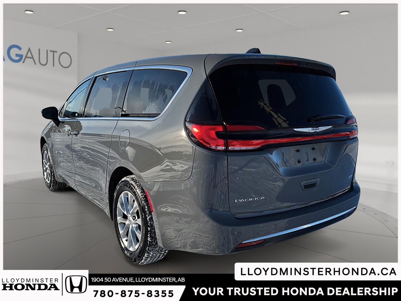 2023 Chrysler Pacifica Touring-L-3
